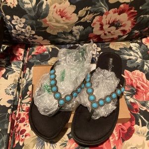 Black leather Minnetonka sandal with turquoise embellishments sz 9